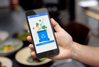 Foto: hand som visar matsvinnapp på mobil