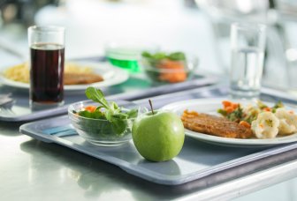 Foto av mat på en serveringsbricka.