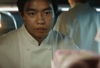 Kocken tittar in i kylen. Foto